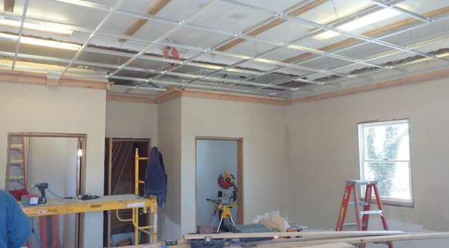 Foto: Raum, in dem Leitern, Baumaterial und Werkzeug stehen